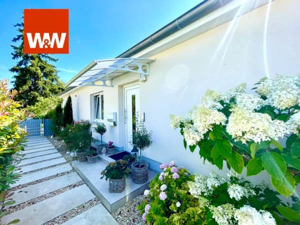 Immobilie in Elchesheim-Illingen - WOHNEN AUF HOHEM NIVEAU: 
Neuwertiger und komfortabler Bungalow auf einer Ebene, Garten, Terrasse* - Bild 1
