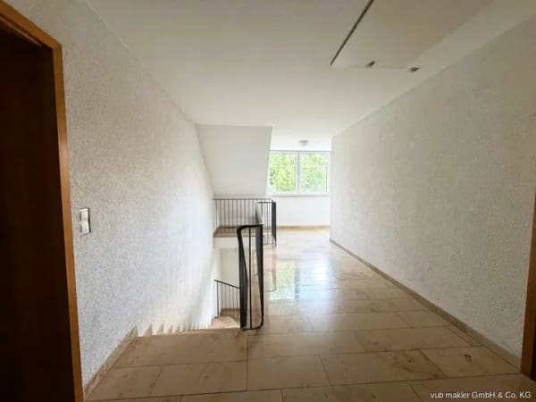 Immobilie in Köditz - Helle Dachgeschosswohnung in Köditz mit zwei Balkonen und Tiefgaragenstellplatz - Bild 2