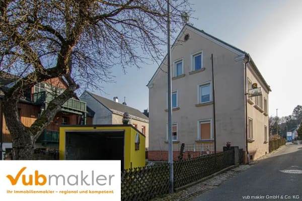 Immobilie in Helmbrechts - Zweifamilienhaus in Helmbrechts – zentral, aber ruhig gelegen - Bild 0