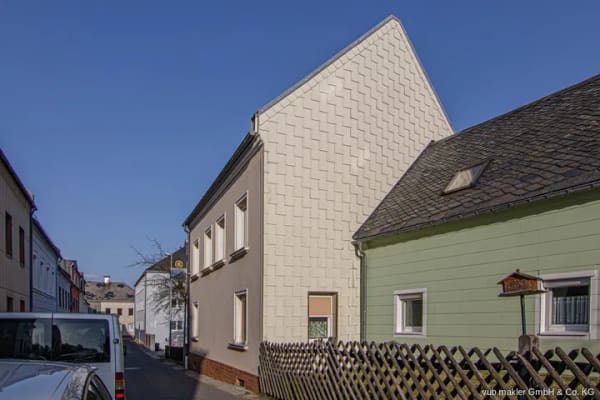 Immobilie in Helmbrechts - Zweifamilienhaus in Helmbrechts – zentral, aber ruhig gelegen - Bild 1