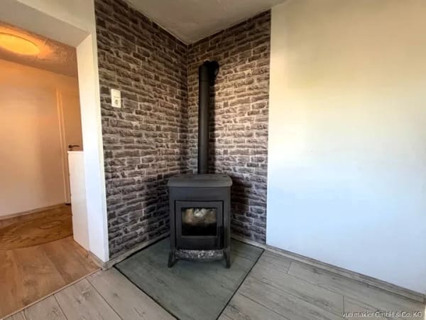Immobilie in Selbitz - Einfamilienhaus in Selbitz – Garten, Terrasse, Kamin und Garage auf 441 m² Grundstück - Bild 2