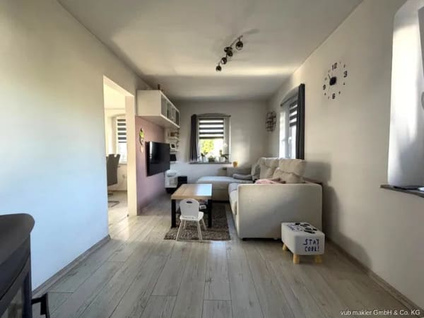 Immobilie in Selbitz - Einfamilienhaus in Selbitz – Garten, Terrasse, Kamin und Garage auf 441 m² Grundstück - Bild 3