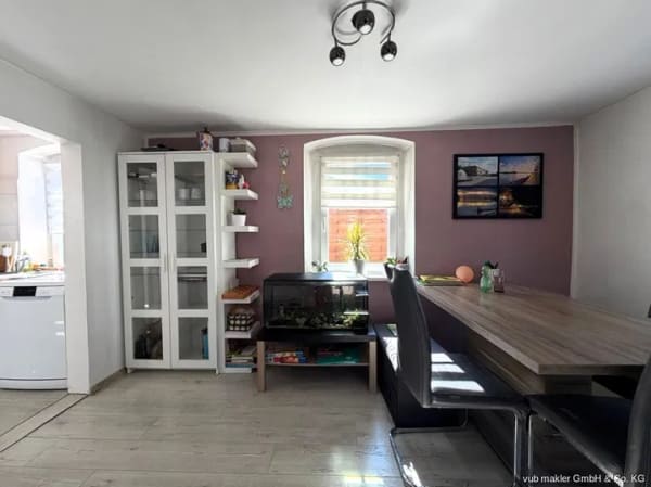 Immobilie in Selbitz - Einfamilienhaus in Selbitz – Garten, Terrasse, Kamin und Garage auf 441 m² Grundstück - Bild 4