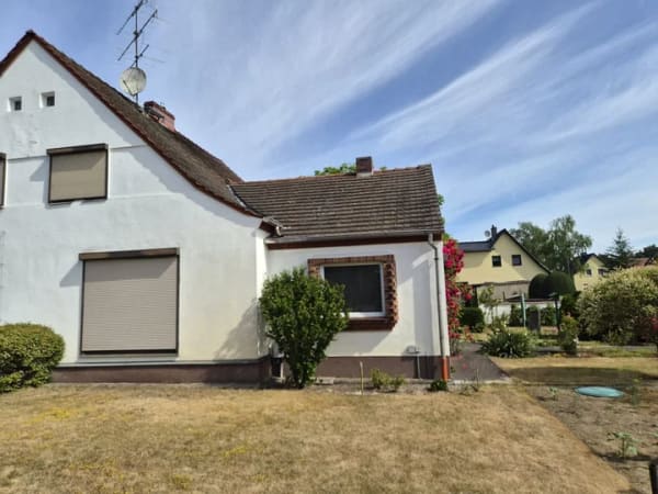 Immobilie in Lübben (Spreewald) - Doppelhaushälfte mit großem Grundstück, Einlieger- Ferienwohnung und 3 Garagen in ruhiger Lage - Bild 1