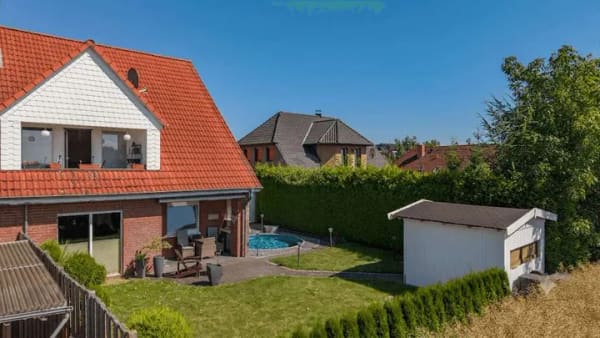 Immobilie in Auetal - Traumhafte ETW in Rehren mit sensationellem Ausblick auf das Auetal & Garten mit Pool. - Bild 1