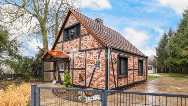 Immobilie in Saal - Wohnen auf zwei Ebenen – Einfamilienhaus mit Balkon, Terrasse und Garten - Bild 0