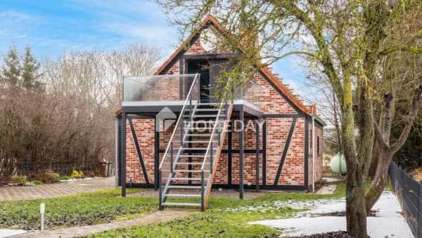 Immobilie in Saal - Wohnen auf zwei Ebenen – Einfamilienhaus mit Balkon, Terrasse und Garten - Bild 2
