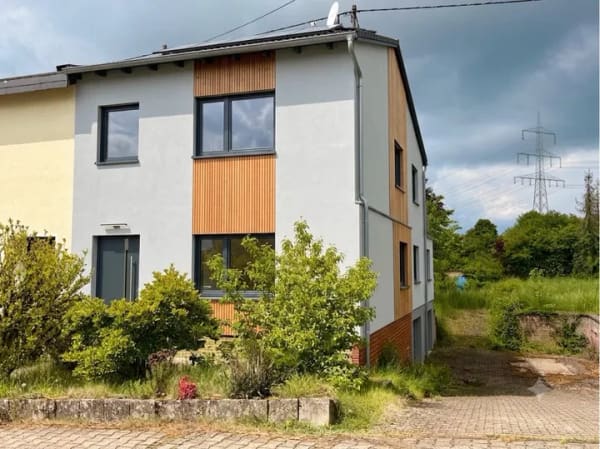 Immobilie in Schiffweiler - Doppelhaushälfte auf ca. 140 m² Wohnfläche mit großem Grundstück in Schiffweiler - Bild 2