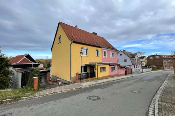 Immobilie in Teuchern - Günstig kaufen, individuell gestalten: Doppelhaushälfte zum Selbstrenovieren - Bild 0