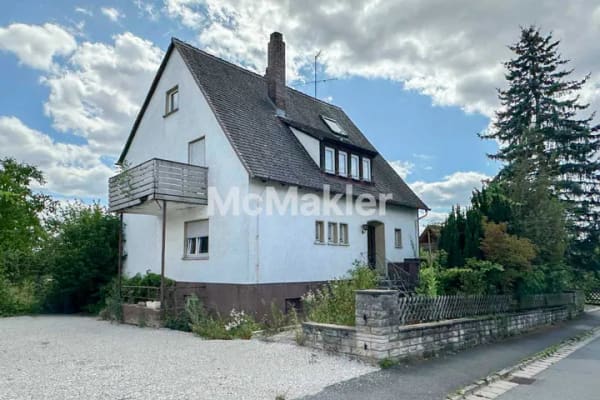 Immobilie in Eggolsheim - Sanierungsbedürftiges Einfamilienhaus mit viel Platz und großem Grundstück in Eggolsheim - Bild 0