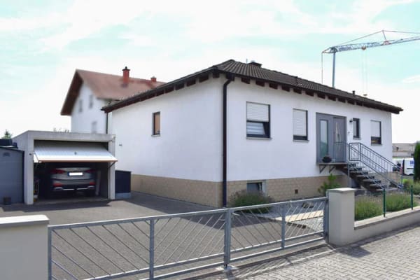 Immobilie in Groß-Rohrheim - Freistehender Bungalow mit Garten, Garage, ELW und großzügigem Grundstück in Groß-Rohrheim - Bild 1