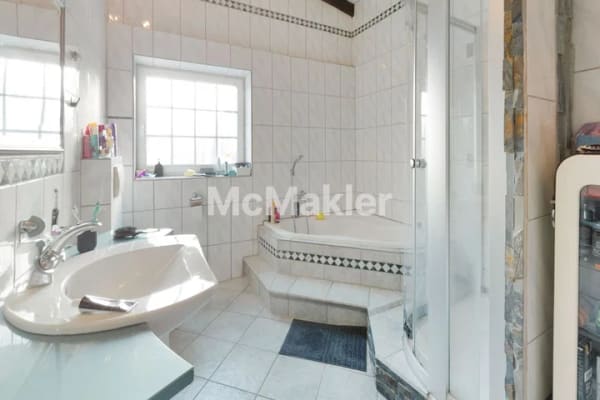 Immobilie in Bedburg - Wohngefühl wie im eigenen Haus – Eigentumswohnung mit Kamin, Garten und 2 Balkonen in Bedburg-Rath - Bild 4