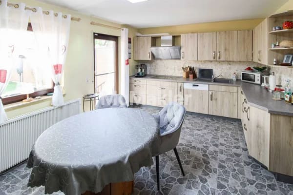 Immobilie in Tiefenbronn - Sonnenenergie trifft Wohnqualität – Stilvolles Reihenhaus mit Ausbaupotenzial und Charme - Bild 1