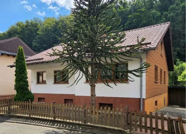 Immobilie in Obernheim-Kirchenarnbach - Freistehendes Einfamilienhaus in Obernheim-Kirchenarnbach – Ihr neues Zuhause mit Garten wartet - Bild 1