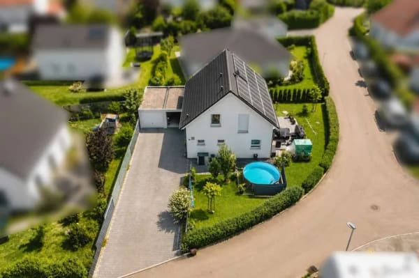 Immobilie in Ruppertshofen - Provisionsfreies Einfamilienhaus mit Photovoltaik, Doppelgarage und gepflegtem Garten - Bild 2