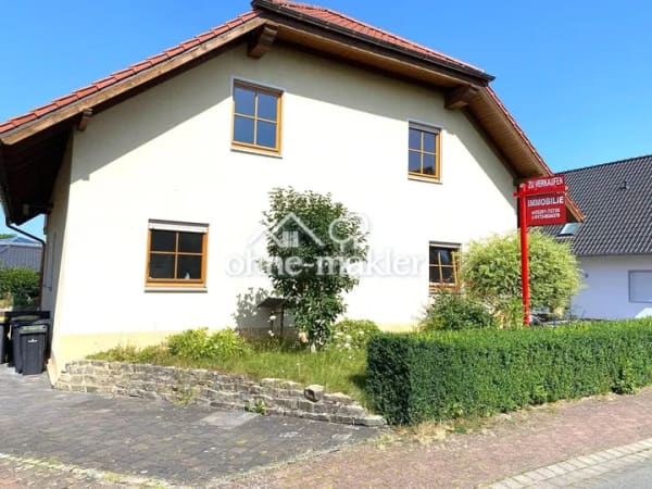 Immobilie in Brakel - Freistehendes Einfamilienhaus mit Einliegerwohnung und Garage in ruhiger Lage (Sackgasse) von Brakel - Bild 2