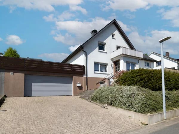 Immobilie in Hiddenhausen - Wohnen mit Aussicht: Charmantes Einfamilienhaus in ruhiger Höhenlage von Hiddenhausen - Bild 1