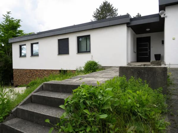 Immobilie in Sulzbach-Rosenberg - Ihr neues Zuhause: Freistehendes Einfamilienhaus mit idyllischem Gartengrundstück und Innenpool - Bild 0