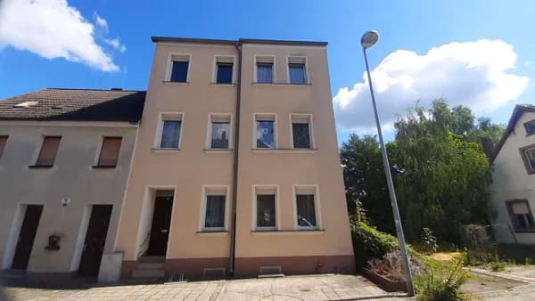 Immobilie in Coswig (Anhalt) - Beziehbares Haus mit Garten, Gartenhaus, Carport und Doppelgarage - auch für größere Familien - Bild 1