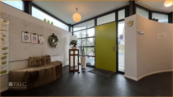 Immobilie in Wülfershausen an der Saale - Einzigartige Architektur trifft auf Naturidylle: Haus mit runden Akzenten - Bild 1