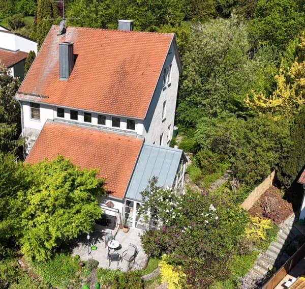 Immobilie in Bruckberg - Einfamilienhaus mit großem Garten und Fernblick - Bild 0
