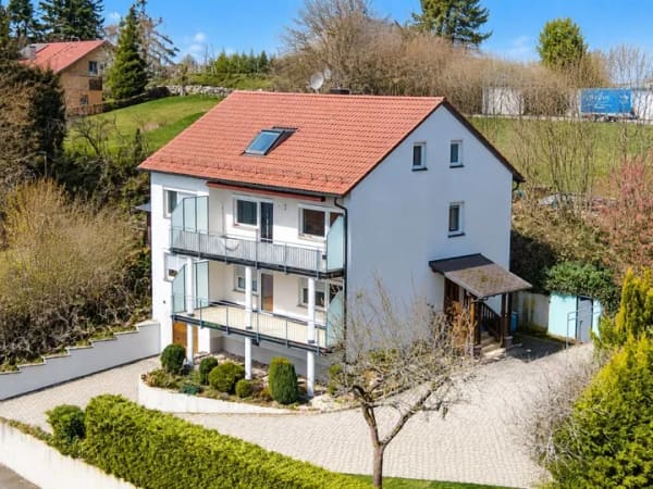 Immobilie in Pressath - Preisreduziert! Fernsicht: Gepflegtes Dreifamilienhaus mit 2 Garagen und Carport - Bild 0