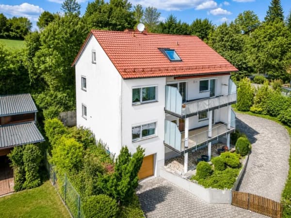 Immobilie in Pressath - Preisreduziert! Fernsicht: Gepflegtes Dreifamilienhaus mit 2 Garagen und Carport - Bild 1