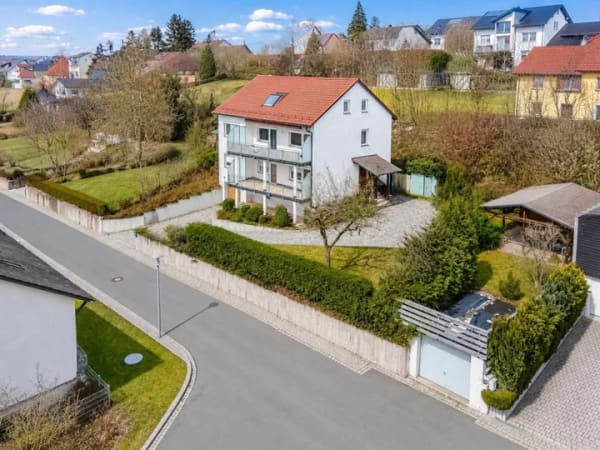 Immobilie in Pressath - Preisreduziert! Fernsicht: Gepflegtes Dreifamilienhaus mit 2 Garagen und Carport - Bild 2