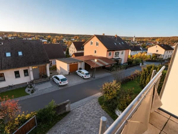 Immobilie in Pressath - Preisreduziert! Fernsicht: Gepflegtes Dreifamilienhaus mit 2 Garagen und Carport - Bild 3