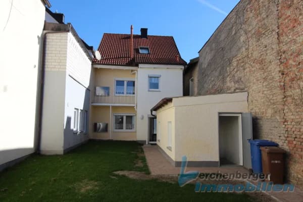 Immobilie in Plattling - Wohnhaus mit Hinterhofgarten im Plattlinger Zentrum - Bild 0