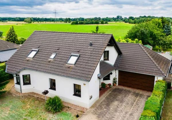 Immobilie in Röderaue - Gepflegtes Einfamilienhaus mit Doppelgarage und überdachter Terrasse - Bild 0