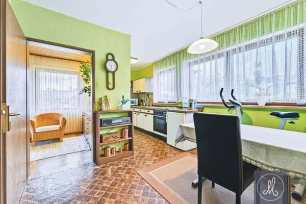Immobilie in Beratzhausen - Gepflegter Bungalow mit Charakter – grüne Oase, Gartenidylle und Platz für mehr - Bild 1