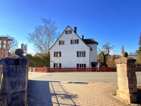 Immobilie in Uttenreuth - Historisches Mehrfamilienhaus im Ortskern von Uttenreuth – Sanierungs-AfA möglich - Bild 0