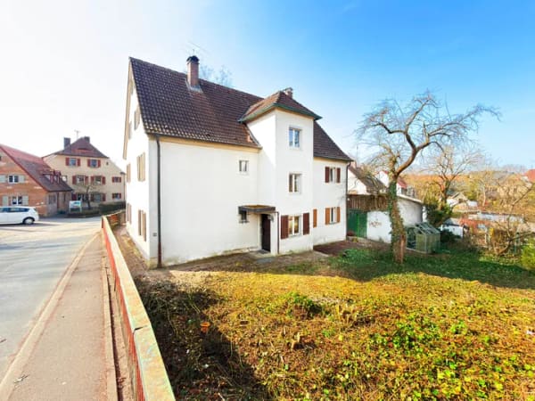 Immobilie in Uttenreuth - Historisches Mehrfamilienhaus im Ortskern von Uttenreuth – Sanierungs-AfA möglich - Bild 1