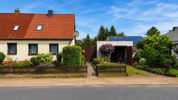 Immobilie in Burg - Naturnah wohnen in ruhiger Lage – charmante Doppelhaushälfte mit großem Garten und viel Potenzial - Bild 1