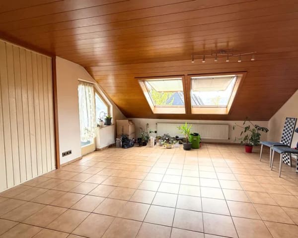 Immobilie in Leonberg - +++Sofort einziehen! DG-Wohnung in Leonberg mit Balkon, Kamin und Sauna+++ - Bild 2