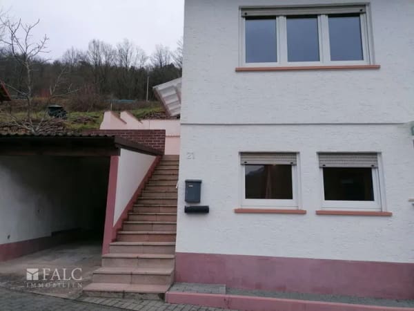 Immobilie in Eichenbühl - --Einfamilienhaus mit Einliegerwohnung für die große Familie - - mit super Fernsicht-- - Bild 1