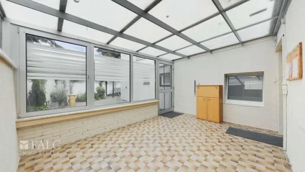 Immobilie in Niederzier - Viel Platz für neue Ideen: Sanierungsbedürftiges Einfamilienhaus mit Wintergarten und drei Garagen - Bild 4