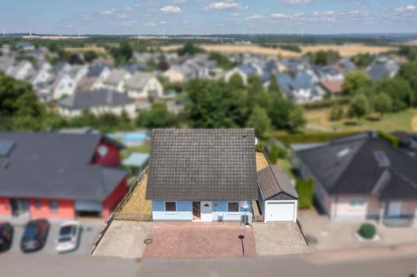 Immobilie in Kirchberg - Junges, energieeffizientes Wohnhaus auf pflegeleichtem Grundstück in ruhiger Sackgasse - Bild 1