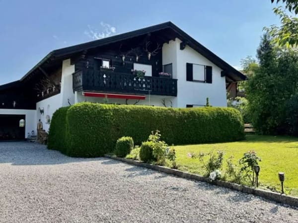 Immobilie in Murnau am Staffelsee - Einfamilienhaus am Wiesenrand mit Charme - Bild 1
