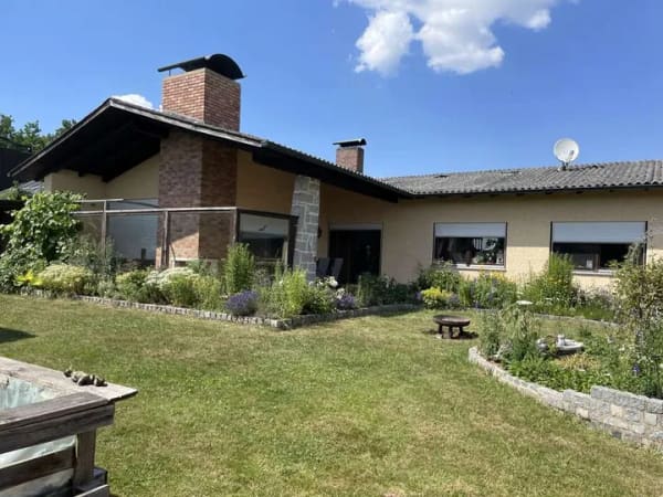 Immobilie in Irchenrieth - Großzügiger Bungalow mit traumhaftem Garten in familienfreundlicher Wohnlage! - Bild 0