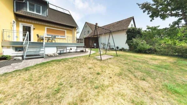 Immobilie in Burgoberbach - Hier haben auch Zwei Generationen viel Platz! Attraktives Zweifamilienhaus in Burgoberbach - Bild 2