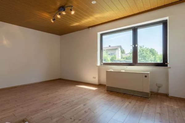 Immobilie in Neuburg am Inn - Zwei sanierungsbedürftige Wohnungen mit zwei Festgaragen in einem 3-Familienhaus in Neuburg am Inn - Bild 2