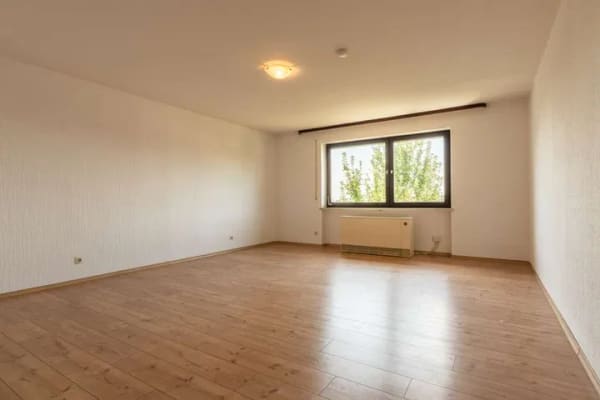 Immobilie in Neuburg am Inn - Zwei sanierungsbedürftige Wohnungen mit zwei Festgaragen in einem 3-Familienhaus in Neuburg am Inn - Bild 3
