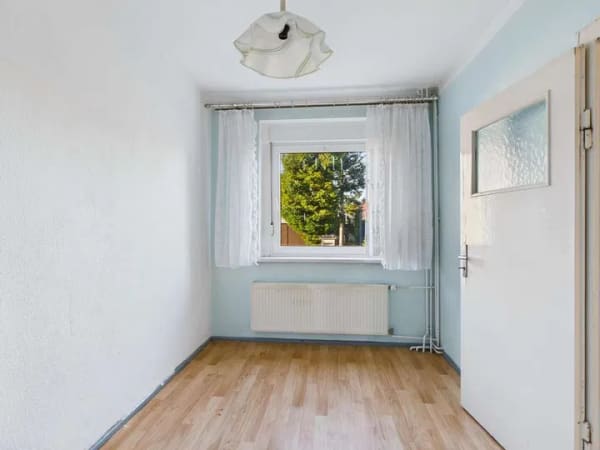 Immobilie in Rietschen - Rěčicy - Wohnen am Waldsaum - Reihenendhaus mit gewachsener Substanz und Entwicklungspotenzial in Rietschen - Bild 2
