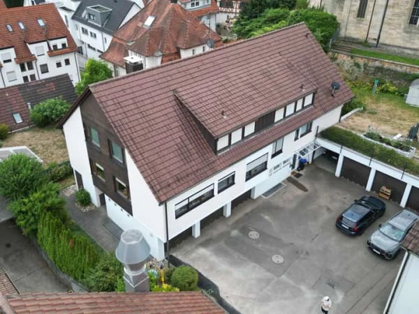 Immobilie in Neuhausen auf den Fildern - Gepflegtes Mehrfamilienhaus in der Ortsmitte von Neuhausen – 5 Wohneinheiten, Lager und 4 Garagen - Bild 1