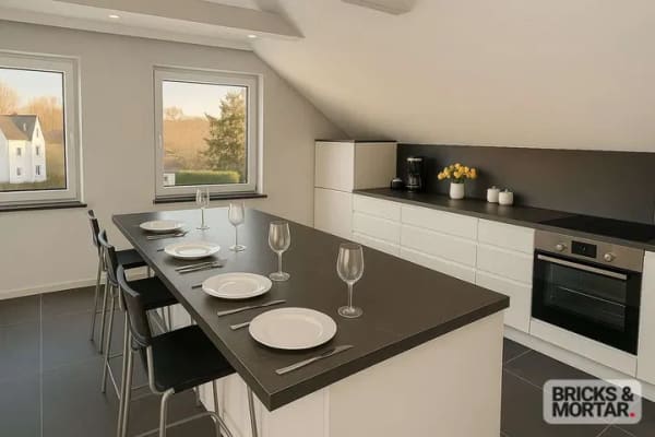Immobilie in Schrobenhausen - Modern sanierte 3-Zimmer-Dachgeschosswohnung mit Kochinsel in zentraler Lage - Bild 2