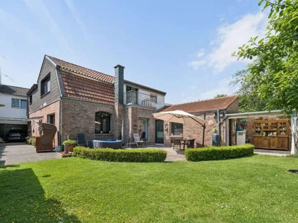 Immobilie in Issum - Modernisiertes Zweifamilienhaus mit Terrasse, Garten & Garage in zentraler Lage - Bild 0