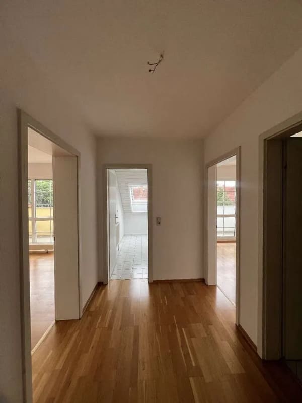Immobilie in Belgershain - Attraktive 2-Raum-Dachgeschosswohnung mit zwei Balkonen, Stellplatz und besonderem Wohnambiente - Bild 2