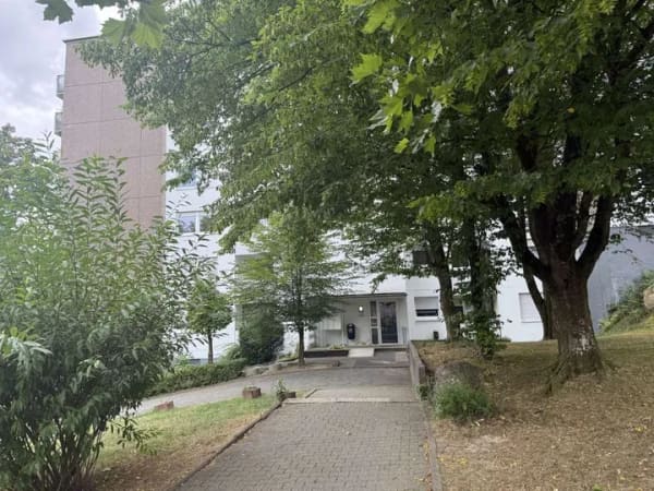Immobilie in Eppstein - Helle 3-Zimmer-Wohnung mit zwei Balkonen, Aufzug und Stellplatz in Eppstein-Bremthal

 - Bild 0